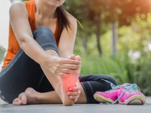 ¿Por qué nos infectamos de hongos en los pies?